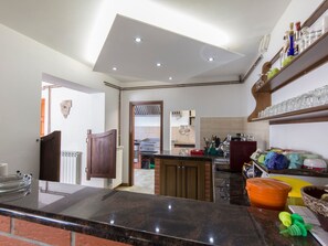 Fridge, microwave, oven, dishwasher - Haus in Vinkuran mit Pool und Bergblick by Interhome (Pula/Banjole)
