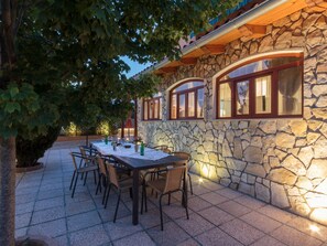 Outdoor dining - Haus in Vinkuran mit Pool und Bergblick by Interhome (Pula/Banjole)