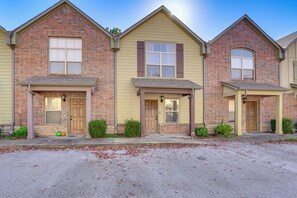 Exterior - 5 Mi to Univ of Arkansas: Cozy Townhome w/ Deck (Springdale)