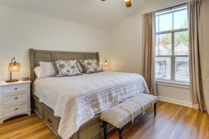 2 bedrooms, iron/ironing board, Internet, bed sheets - 5 Mi to Univ of Arkansas: Cozy Townhome w/ Deck (Springdale)