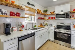 Réfrigérateur, micro-ondes, plaque de cuisson, lave-vaisselle