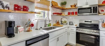 5 Mi to Univ of Arkansas: Cozy Townhome w/ Deck