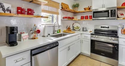 5 Mi to Univ of Arkansas: Cozy Townhome w/ Deck