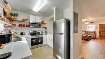 Frigorífico, microondas, placa de cocina y lavavajillas