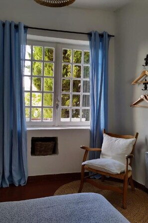 Room - Provenzalisches Haus aus Naturstein in Gigondas by Interhome (Gigondas)