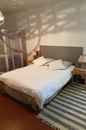 Room - Provenzalisches Haus aus Naturstein in Gigondas by Interhome (Gigondas)
