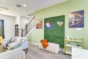 TV - 4 Mi to NRG Stadium: Family Getaway w/ Balcony! (Houston)