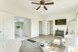 5 bedrooms, desk, iron/ironing board, Internet - 4 Mi to NRG Stadium: Family Getaway w/ Balcony! (Houston)