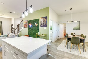 Interior - 4 Mi to NRG Stadium: Family Getaway w/ Balcony! (Houston)