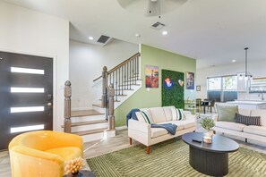 TV - 4 Mi to NRG Stadium: Family Getaway w/ Balcony! (Houston)