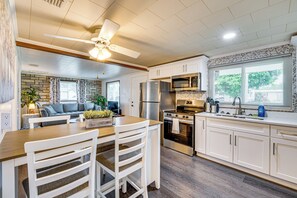 Fridge, microwave, stovetop, dishwasher