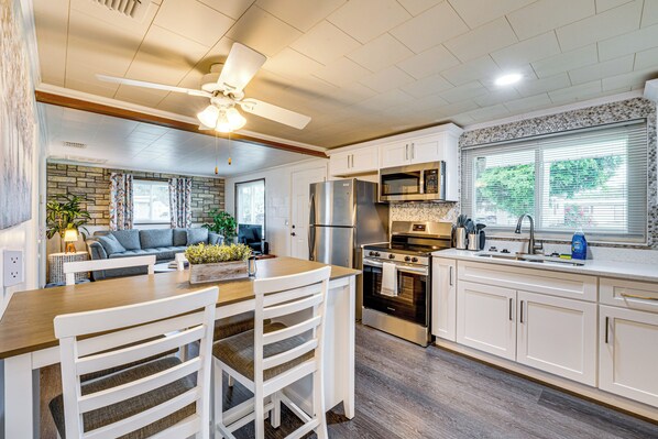 Fridge, microwave, stovetop, dishwasher