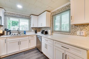 Fridge, microwave, stovetop, dishwasher