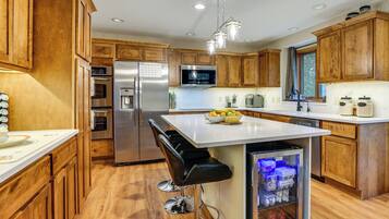 Réfrigérateur, four à micro-ondes, surface de cuisson, lave-vaisselle