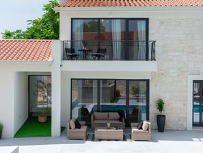 Outdoor dining - Designer Villa Simone - Modern und Heritage Style by Interhome (Jakovici)