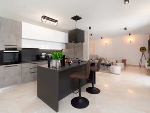 Kylskåp, mikrovågsugn, ugn och diskmaskin