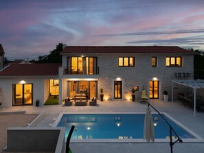 Pool - Designer Villa Simone - Modern und Heritage Style by Interhome (Jakovici)
