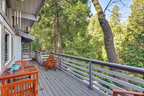 Deck 1 | Dining Area - Quiet Home < 1 Mi to Lake Gregory & Dtwn Crestline (Crestline)