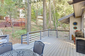 Outdoor dining - Quiet Home < 1 Mi to Lake Gregory & Dtwn Crestline (Crestline)