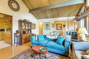 Living area - Quiet Home < 1 Mi to Lake Gregory & Dtwn Crestline (Crestline)