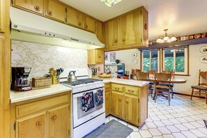 Private kitchen - Quiet Home < 1 Mi to Lake Gregory & Dtwn Crestline (Crestline)