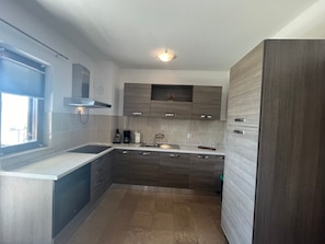 Jääkaappi, mikroaaltouuni, uuni, astianpesukone