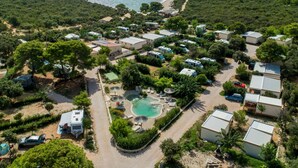 An aerial view of a coastal camping area with RVs, mobile homes, and a swimming pool. - Mobilheim direkt am Strand by Interhome (Ugljan/Ugljan)