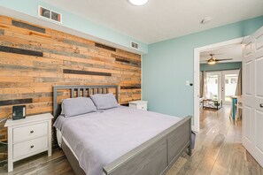 1 bedroom, iron/ironing board, Internet, bed sheets - Couple's Retreat 5 Mi to Tampa Riverwalk! (Tampa)