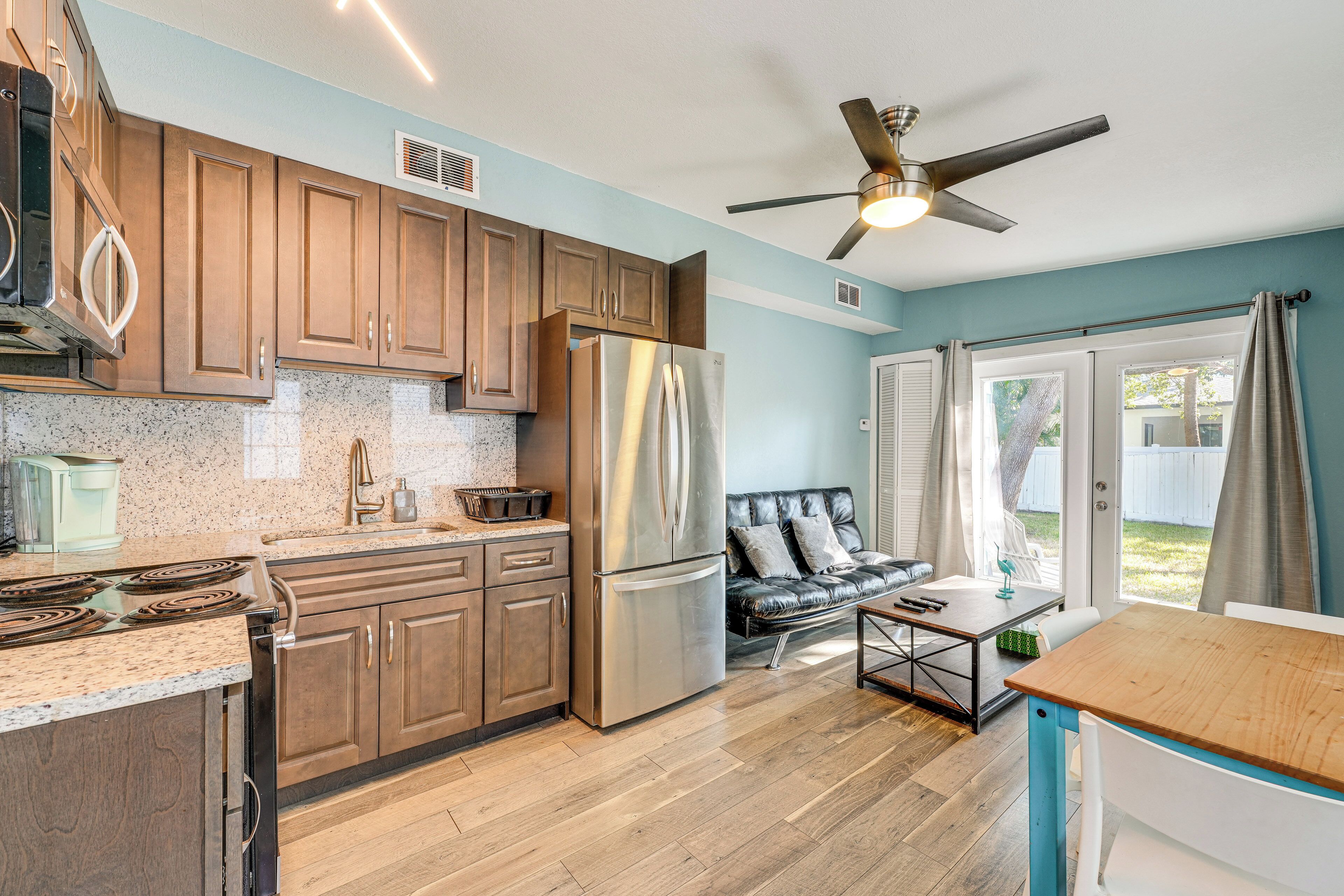 Een koelkast, een kookplaat, een koffiezetapparaat/waterkoker