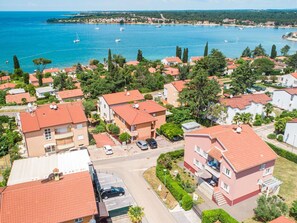 An aerial view of a coastal residential area with houses, a marina, and boats. - Villa Pinta mit großem Garten by Interhome (Buzinija)