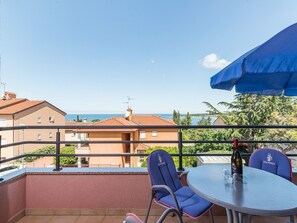 Outdoor dining - Strandnahe Ferienwohnung mit großem Garten by Interhome (Buzinija)