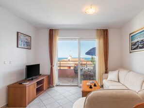 TV - Strandnahe Ferienwohnung mit großem Garten by Interhome (Buzinija)