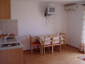 Dining - mit Blick auf das Wasser by Interhome (Pag/Zubovići)