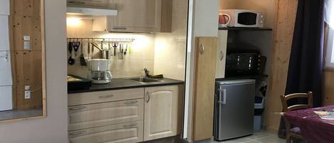 Kylskåp, mikrovågsugn, ugn och grytor/köksredskap