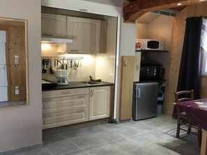 Refrigerador, microondas, horno y utensilios de cocina
