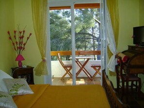 Internet - mit Terrasse, mitten in der Natur by Interhome (Bandol)
