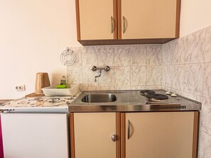 Fridge, cookware/dishes/utensils
