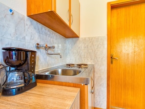 Fridge, cookware/dishes/utensils