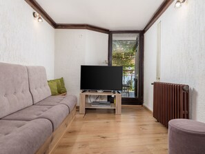 TV - mit großem Garten und Pool by Interhome (Moscenice)