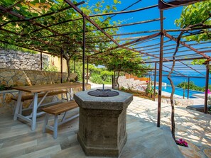 Outdoor dining - mit großem Garten und Pool by Interhome (Moscenice)