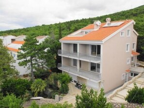 A multi-story building with balconies, surrounded by greenery and other buildings. - Wohnung für 5 Personen mit AC und Parkplatz by Interhome (Selce)