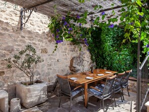 Outdoor dining - Wunderschöne Steinvilla mit tollem Ausblick by Interhome (Podgora)