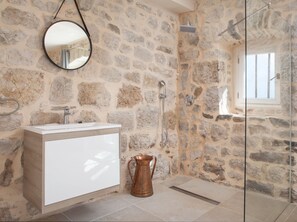 Towels - Wunderschöne Steinvilla mit tollem Ausblick by Interhome (Podgora)