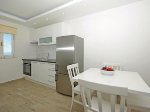 Fridge, oven, dishwasher, cookware/dishes/utensils - mit Blick auf das Wasser by Interhome (Podgora)