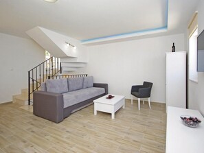 TV - mit Blick auf das Wasser by Interhome (Podgora)