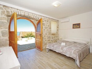 Internet - mit Blick auf das Wasser by Interhome (Podgora)