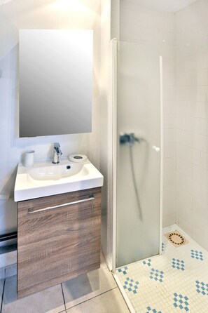 Bathroom - mit Terrasse by Interhome (Courcy)