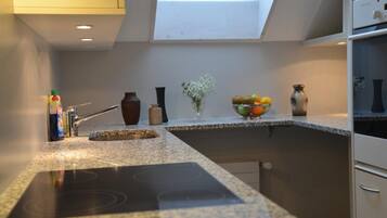 Réfrigérateur, four, batterie de cuisine, vaisselle et ustensiles