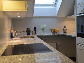 Réfrigérateur, four, batterie de cuisine, vaisselle et ustensiles