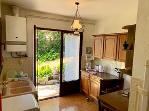 Fridge, microwave, oven, cookware/dishes/utensils - Steinhaus Garten und Blick auf die Berge by Interhome (Cipières)